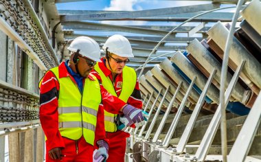 Rustenburg, Güney Afrika, 15 Ekim 2012, konveyör bant hasarı kontrol incelemesi güvenlik müfettişleri ile işleme için platin cevher taşıma