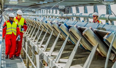 Rustenburg, Güney Afrika, 15 Ekim 2012, konveyör bant hasarı kontrol incelemesi güvenlik müfettişleri ile işleme için platin cevher taşıma