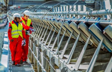 Rustenburg, Güney Afrika, 15 Ekim 2012, konveyör bant hasarı kontrol incelemesi güvenlik müfettişleri ile işleme için platin cevher taşıma