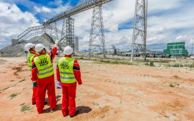 Rustenburg, Güney Afrika, 15 Ekim 2012, konveyör bant hasarı kontrol incelemesi güvenlik müfettişleri ile işleme için platin cevher taşıma