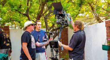 Johannesburg, Güney Afrika, 08 Eylül 2010, arka planda bir televizyon reklam Film ayarla varlıklı banliyö mahalle içinde yere