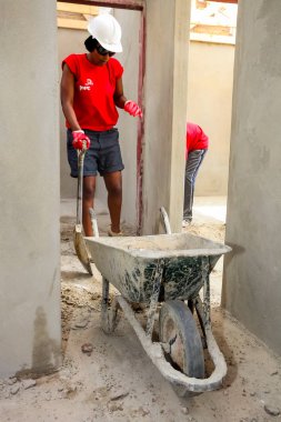 Soweto, Güney Afrika, 10 Eylül 2011, çeşitli topluluk üyeleri Soweto bir takım olarak düşük maliyetli bir ev binada Pwc'ın personel katılmak