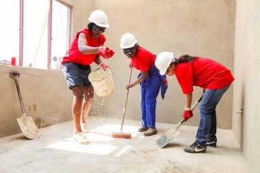 Soweto, Güney Afrika, 10 Eylül 2011, çeşitli topluluk üyeleri Soweto bir takım olarak düşük maliyetli bir ev binada Pwc'ın personel katılmak