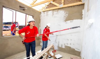 Soweto, Güney Afrika, 10 Eylül 2011, çeşitli topluluk üyeleri Soweto bir takım olarak düşük maliyetli bir ev binada Pwc'ın personel katılmak
