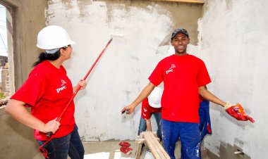 Soweto, Güney Afrika, 10 Eylül 2011, çeşitli topluluk üyeleri Soweto bir takım olarak düşük maliyetli bir ev binada Pwc'ın personel katılmak