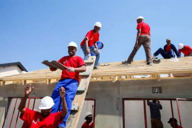 Soweto, Güney Afrika, 10 Eylül 2011, çeşitli topluluk üyeleri Soweto bir takım olarak düşük maliyetli bir ev inşa