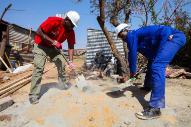 Soweto, Güney Afrika, 10 Eylül 2011, çeşitli topluluk üyeleri Soweto bir takım olarak düşük maliyetli bir ev inşa