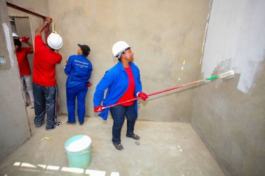 Soweto, Güney Afrika, 10 Eylül 2011, çeşitli topluluk üyeleri Soweto bir takım olarak düşük maliyetli bir ev inşa