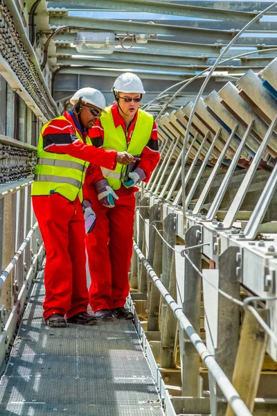 Rustenburg, Güney Afrika, 15 Ekim 2012, konveyör bant hasarı kontrol incelemesi güvenlik müfettişleri ile işleme için platin cevher taşıma