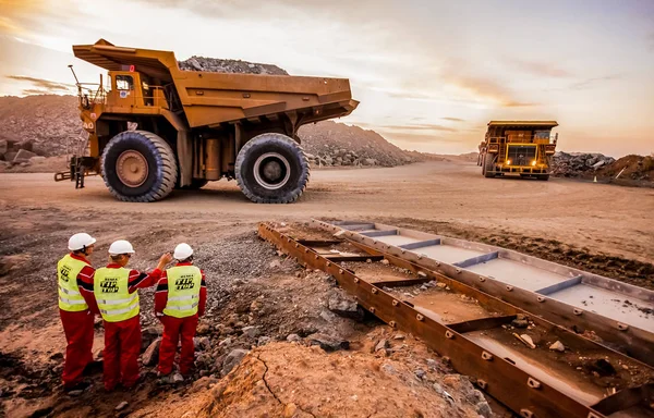 Rustenburg Sudáfrica Octubre 2012 Camiones Volquetes Grandes Que Transportan Mineral — Foto de Stock