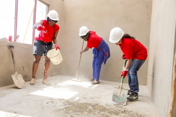 Soweto, Güney Afrika, 10 Eylül 2011, çeşitli topluluk üyeleri Soweto bir takım olarak düşük maliyetli bir ev binada Pwc'ın personel katılmak
