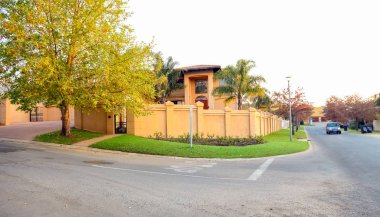 Johannesburg, Güney Afrika, 09 Eylül 2010, Upmarket varlıklı banliyö Johannesburg mahallede kapı halk Emlak