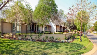 Johannesburg, Güney Afrika, 09 Eylül 2010, Upmarket varlıklı banliyö Johannesburg mahallede kapı halk Emlak
