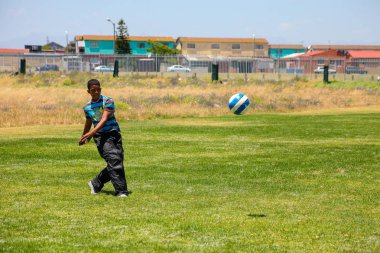 Cape Town, Güney Afrika, 06 Aralık 2011, çeşitli çocuk okulda futbol futbol oyun