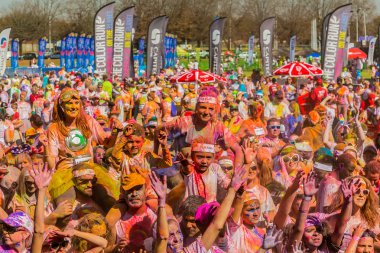 Johanneburg, Güney Afrika, 05/21/2017, 5 km maraton eğleniyor renk Çalıştır gençler, parlak renk boya her yerinde büyük bir kalabalığa