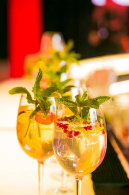 Noel ve yeni yıl içecekler, kokteyller ve şarap