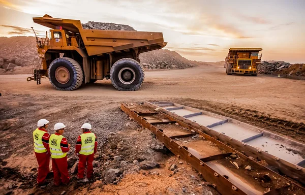 勒斯滕堡 2012年10月15日 大型转储卡车运输铂矿为处理与采矿安全督察在前景 — 图库照片