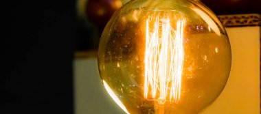 Eski okul retro vintage filaman ampul yakın çekim 