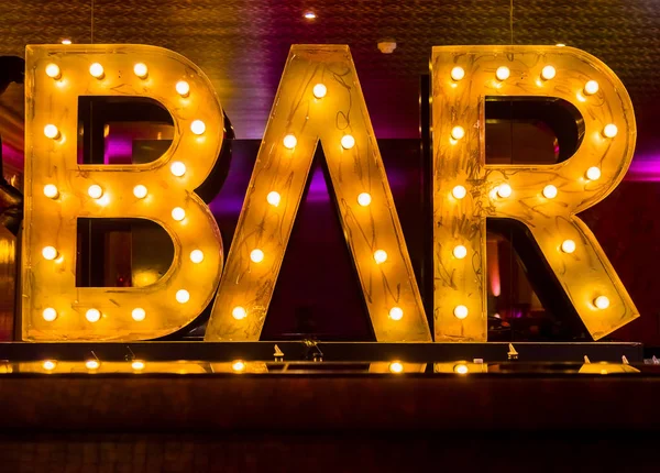 Koktejlové Sklenice Bar Pult Osvětlený Bar Přihlášení Pozadí — Stock fotografie