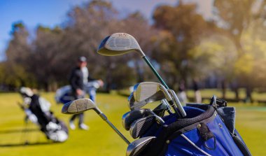 Golf Kulüpleri ve güneşli bir günde bir Golf Sahası Fairway topları