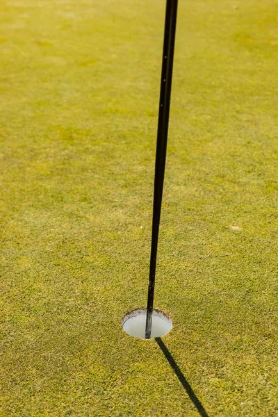 Närbild Golfbana Putting Green Hål Med Flaggstång Eftermiddag Ljus Med — Stockfoto