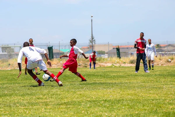 Cape Town Południowa Afryka Grudnia 2011 Zróżnicowane Dzieci Gry Piłka — Zdjęcie stockowe