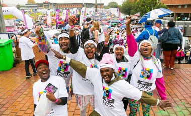 Pretoria, Güney Afrika, 14 Mayıs 2016, farklı insanlar renk çalıştırmak maraton Pretoria çalıştırmak için