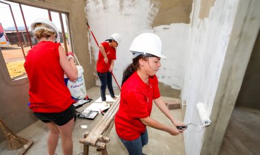 Soweto, Güney Afrika, 10 Eylül 2011, çeşitli topluluk üyeleri Soweto bir takım olarak düşük maliyetli bir ev binada Pwc'ın personel katılmak