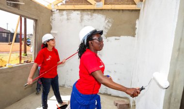 Soweto, Güney Afrika, 10 Eylül 2011, çeşitli topluluk üyeleri Soweto bir takım olarak düşük maliyetli bir ev binada Pwc'ın personel katılmak