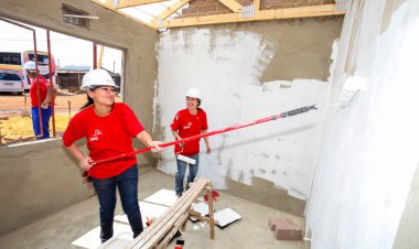 Soweto, Güney Afrika, 10 Eylül 2011, çeşitli topluluk üyeleri Soweto bir takım olarak düşük maliyetli bir ev binada Pwc'ın personel katılmak