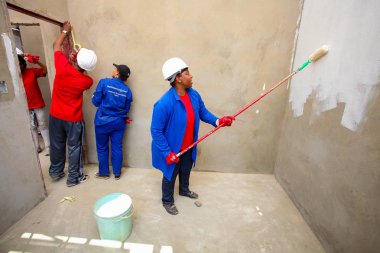 Soweto, Güney Afrika, 10 Eylül 2011, çeşitli topluluk üyeleri Soweto bir takım olarak düşük maliyetli bir ev inşa