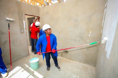Soweto, Güney Afrika, 10 Eylül 2011, çeşitli topluluk üyeleri Soweto bir takım olarak düşük maliyetli bir ev inşa