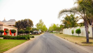 Johannesburg, Güney Afrika, 09 Eylül 2010, Upmarket varlıklı banliyö Johannesburg mahallede kapı halk Emlak