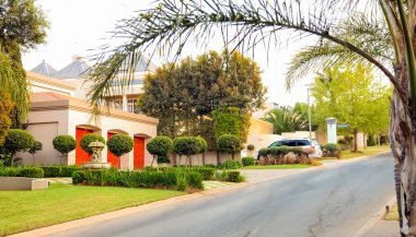 Johannesburg, Güney Afrika, 09 Eylül 2010, Upmarket varlıklı banliyö Johannesburg mahallede kapı halk Emlak