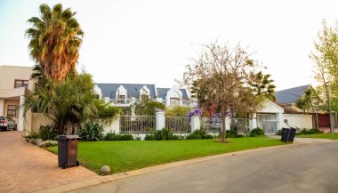 Johannesburg, Güney Afrika, 09 Eylül 2010, Upmarket varlıklı banliyö Johannesburg mahallede kapı halk Emlak