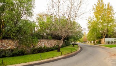 Johannesburg, Güney Afrika, 09 Eylül 2010, Upmarket varlıklı banliyö Johannesburg mahallede kapı halk Emlak