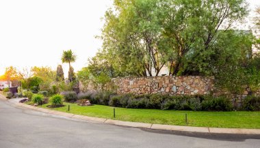 Johannesburg, Güney Afrika, 09 Eylül 2010, Upmarket varlıklı banliyö Johannesburg mahallede kapı halk Emlak