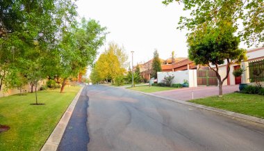 Johannesburg, Güney Afrika, 09 Eylül 2010, Upmarket varlıklı banliyö Johannesburg mahallede kapı halk Emlak