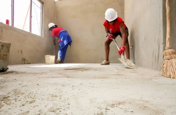 Soweto, Güney Afrika, 10 Eylül 2011, çeşitli topluluk üyeleri Soweto bir takım olarak düşük maliyetli bir ev binada Pwc'ın personel katılmak