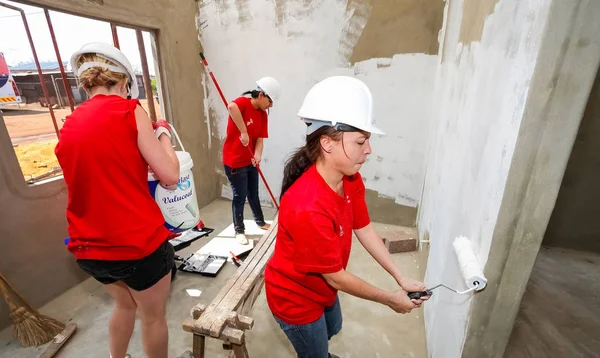 Soweto, Güney Afrika, 10 Eylül 2011, çeşitli topluluk üyeleri Soweto bir takım olarak düşük maliyetli bir ev binada Pwc'ın personel katılmak