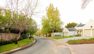 Johannesburg, Güney Afrika, 09 Eylül 2010, Upmarket varlıklı banliyö Johannesburg mahallede kapı halk Emlak