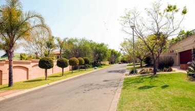 Johannesburg, Güney Afrika, 09 Eylül 2010, Upmarket varlıklı banliyö Johannesburg mahallede kapı halk Emlak