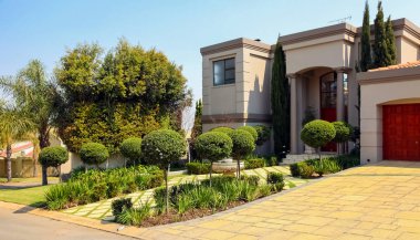 Johannesburg, Güney Afrika, 09 Eylül 2010, Upmarket varlıklı banliyö Johannesburg mahallede kapı halk Emlak