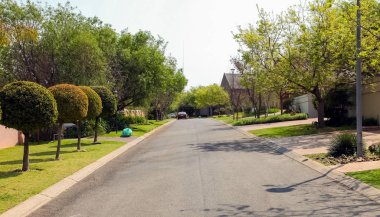 Johannesburg, Güney Afrika, 09 Eylül 2010, Upmarket varlıklı banliyö Johannesburg mahallede kapı halk Emlak