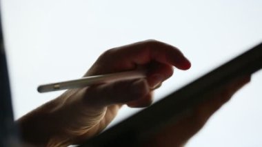 Bir grafik tasarımcı dijital tablete Stilus kalemiyle çizim silueti