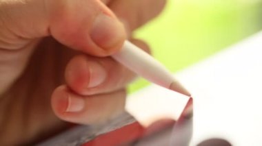 Bir grafik tasarımcı dijital tablete Stilus kalemiyle çizim el