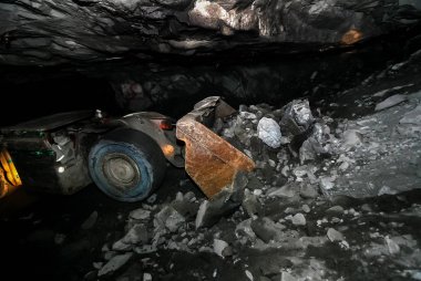 Yeraltı platin ve tüneller incelemesi ve ekipman araç incelemesi krom