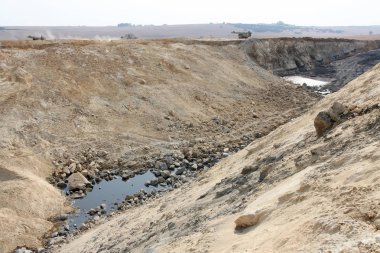 Ocak kömür madenciliği - büyük kaya damperli kamyonlar ve kazma ve bir açık çukur kömürde benim Güney Afrika'da çekme Ekskavatör açın