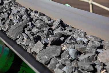Manganez rock bir Konveyör bant üzerinde taşınan yakın çekim