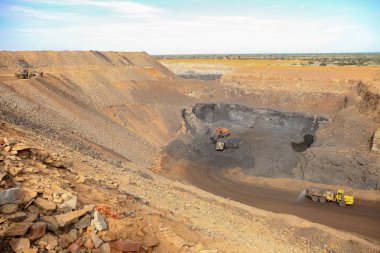 Açık çukur Mining - Manganez Cevheri zengin rock kazma ve kaya damperli kamyonlar için işleme üzerine yükleme Ekskavatör